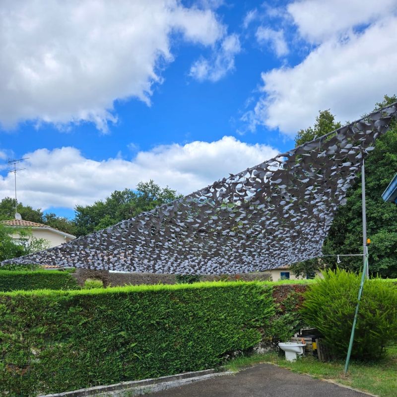 dreieckiges graues Tarnnetz
