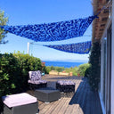 Blaues dreieckiges Tarnnetz