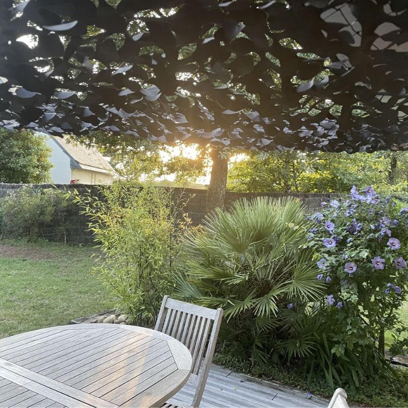 dreieckiges schwarzes Tarnnetz